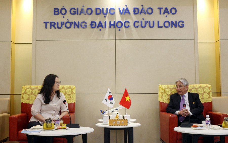 Nhà giáo ưu tú, PGS.TS Lương Minh Cừ, Bí thư Đảng ủy, Hiệu trưởng Trường ĐH Cửu Long trao đổi thông tin với bà Choi Kyeong Joo, lãnh sự, Tổng lãnh sự quán Hàn Quốc tại TPHCM. dhcl-hop-tac-han-quoc-1.jpg