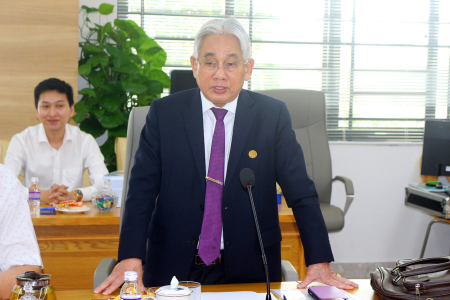 Nhà giáo ưu tú, PGS.TS Lương Minh Cừ, Bí thư Đảng ủy, Hiệu trưởng Trường ĐH Cửu Long phát biểu tại lễ khánh thành. dhcl-khanh-thanh-2.jpg