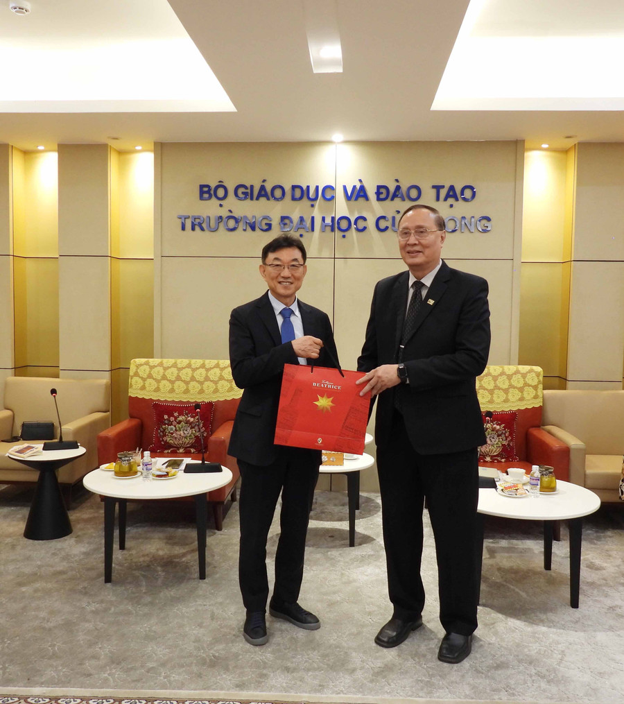 Tiến sĩ Nguyễn Thanh Dũng, Phó Hiệu trưởng Trường MM888 bảo mật tuyệt đối Cửu Long tặng quà lưu niệm cho Tiến sĩ Jang Suk - Hwan. dhcl-hop-tac-han-quoc-3.jpg