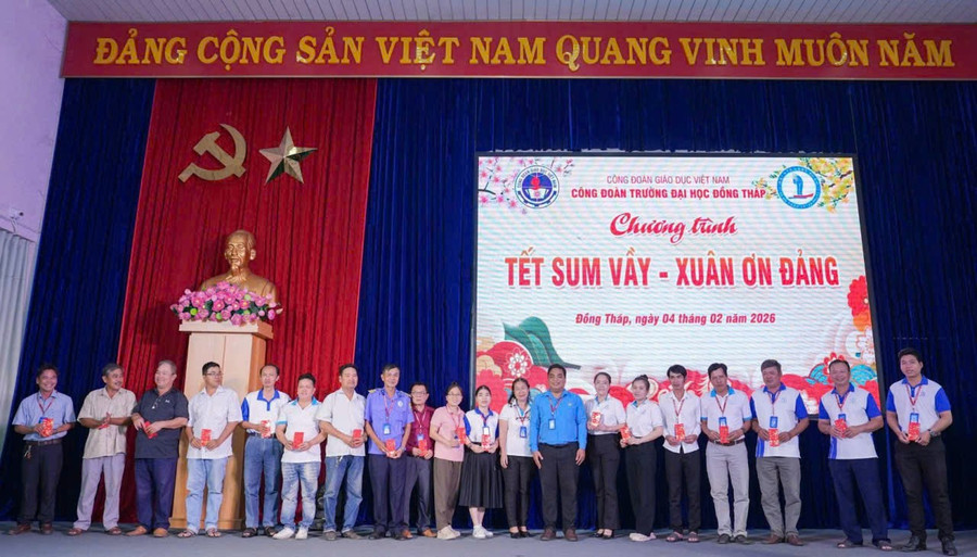 Chương trình “Tết sum vầy - Xuân ơn Đảng” tại Trường ĐH Đồng Tháp. dhdt-tet-sum-vay-1.jpg