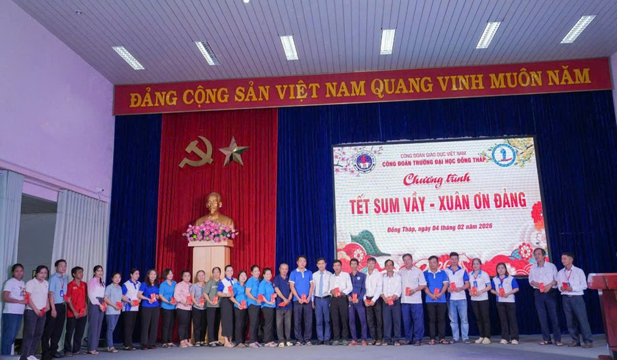 Công đoàn Trường ĐH Đồng Tháp tổ chức chương trình “Tết sum vầy - Xuân ơn Đảng” trong không khí hân hoan những ngày giáp Tết. dhdt-tet-sum-vay-3.jpg