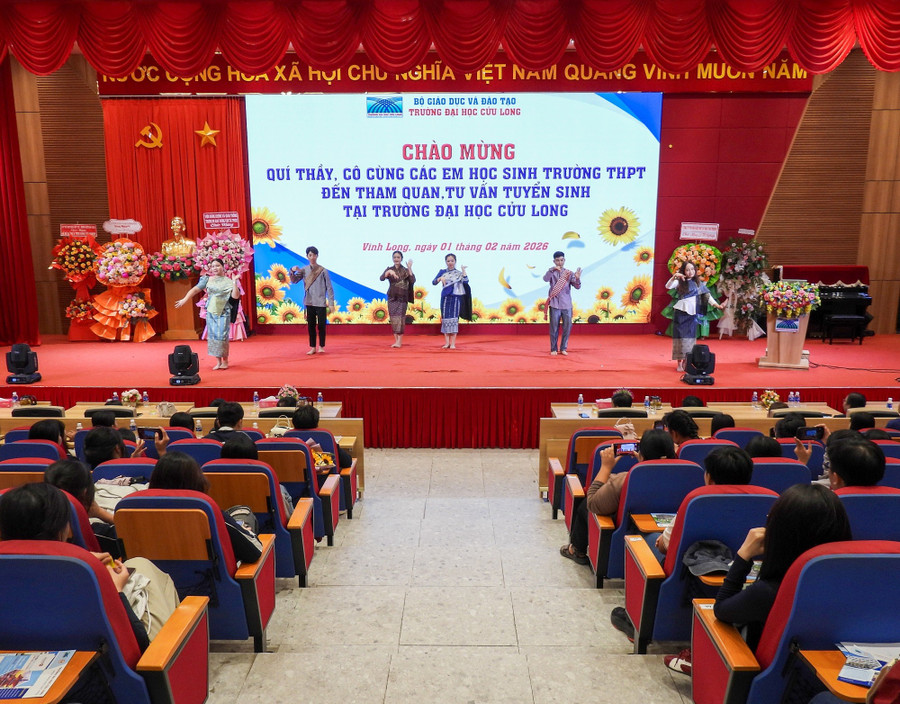 Quang cảnh buổi tư vấn. dhcl-huong-nghiep-2.jpg