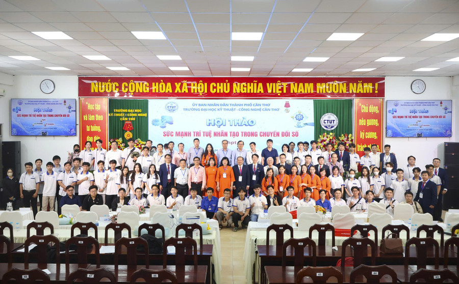 Đại biểu tham dự Hội thảo chụp ảnh lưu niệm. dh-ktcn-can-tho-anh-3.jpg