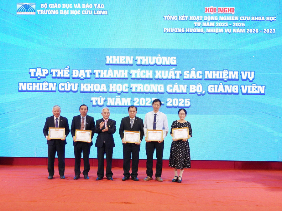 PGS.TS Lương Minh Cừ - trao giấy khen cho tập thể hoàn thành xuất sắc nhiệm vụ nghiên cứu khoa học cấp cơ sở.