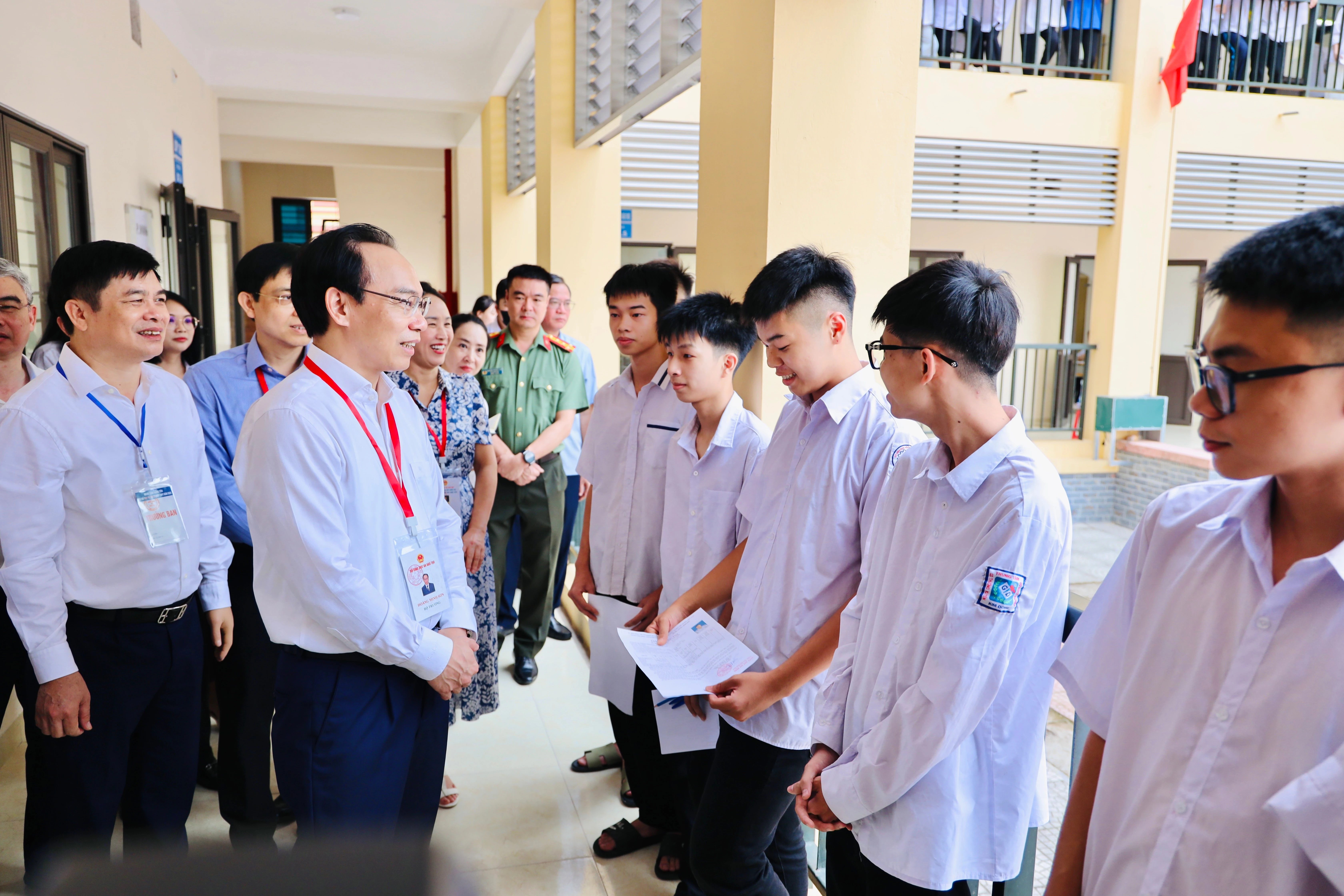 Bộ trưởng Hoàng Minh Sơn trò chuyện, động viên các Đăng nhập vào MM886 Việt Nam tại Điểm thi Trường THPT Kim Động (Hưng Yên).
