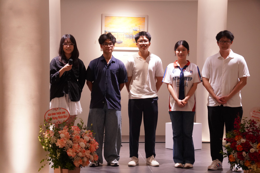 Ban tổ chức - những gương mặt trẻ đã tạo nên sự thành công của buổi triển lãm. ban-to-chuc-va-minh-khoi-min.jpg
