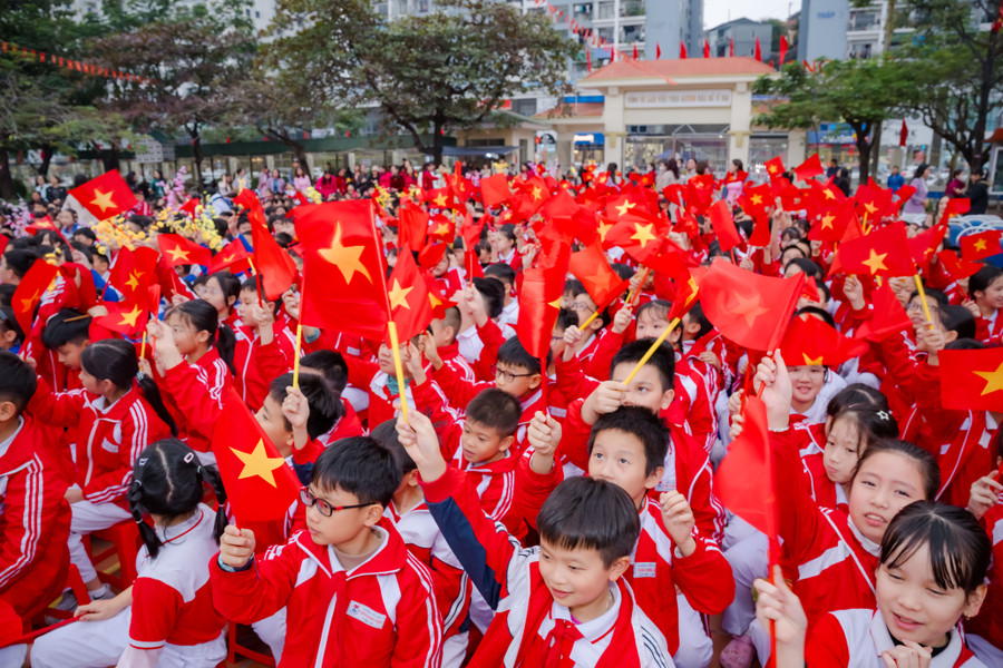 Sân trường rực rỡ sắc đỏ sao vàng. dsc-7003.jpg