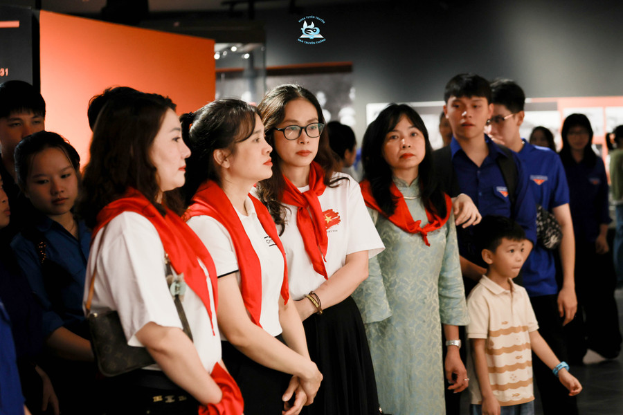 Thầy và trò khoa Tuyên truyền - Học viện Báo chí và Tuyên truyền tham quan Bảo tàng Lịch sử Quân sự Việt Nam. 4.jpg