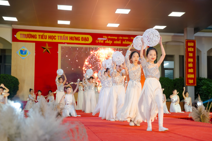 Sôi nổi các tiết mục nghệ thuật trong chương trình ngoại khóa. dsc-7621.jpg