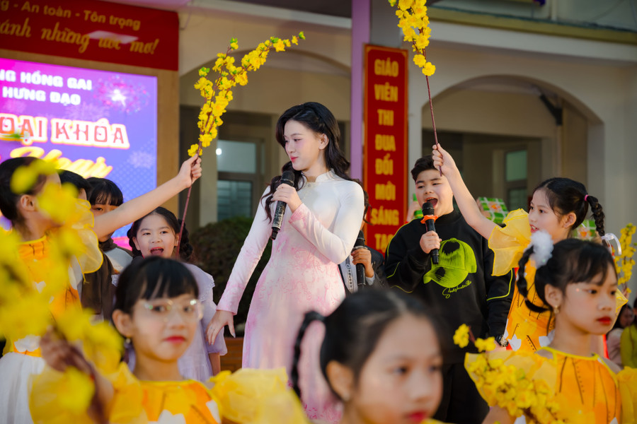Cô và trò cùng hòa ca tiết mục bằng tiếng Anh. dsc-7305.jpg