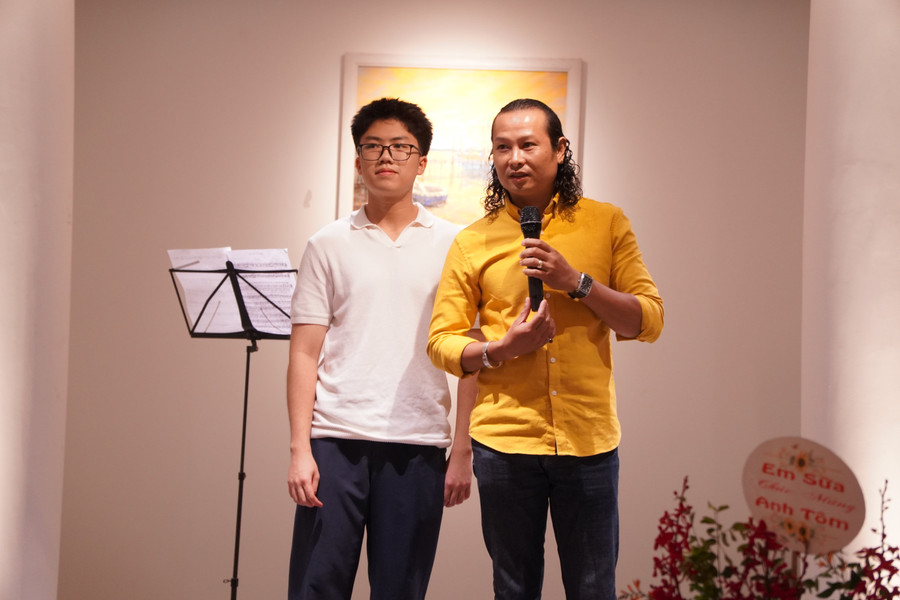 Thạc sĩ Trần Quang Dũng (bên phải) - giảng viên Trường MM888 bảo mật tuyệt đối Mỹ thuật Việt Nam, người sáng lập CLB Mỹ thuật Kỳ Lam chia sẻ tại triển lãm. thac-si-tran-quang-dung-giang-vien-truong-dai-hoc-my-thuat-viet-nam-nguoi-sang-lap-clb-ky-lam-va-la-thay-truc-tiep-huong-dan-minh-khoi-min.jpg