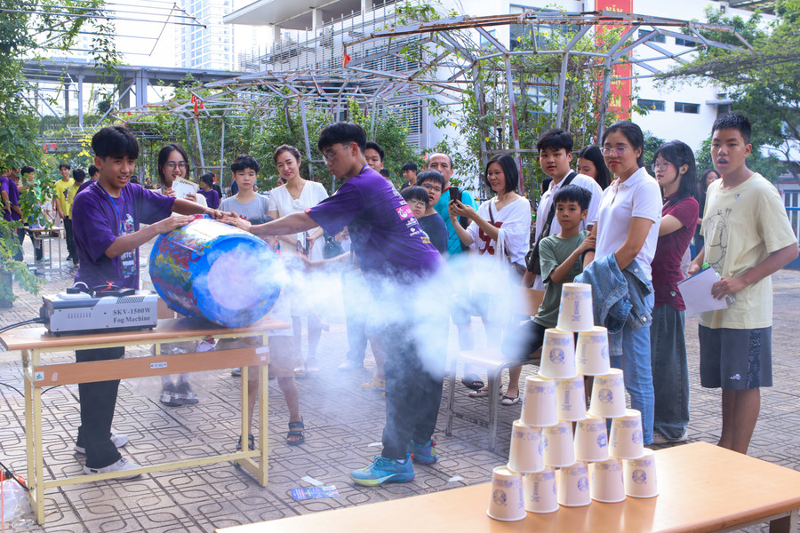 Thí nghiệm khoa học thú vị thu hút sự hưởng ứng đến từ các bạn nhỏ. anh-4.jpg