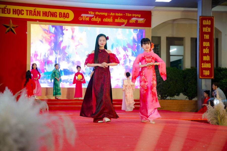 Hoạt động trình diễn trang phục áo dài tạo không gian để MM886 slot game, bắn cá, lô đề, đá gà “sống trong văn hóa”, thay vì chỉ tiếp nhận qua sách vở. dsc-7485.jpg