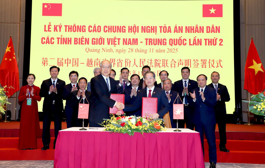 Lễ ký Thông cáo chung giữa Tòa án nhân dân tối cao Việt Nam và Tòa án nhân dân tối cao Trung Quốc Lễ ký Thông cáo chung giữa Tòa án nhân dân tối cao Việt Nam và Tòa án nhân dân tối cao Trung Quốc