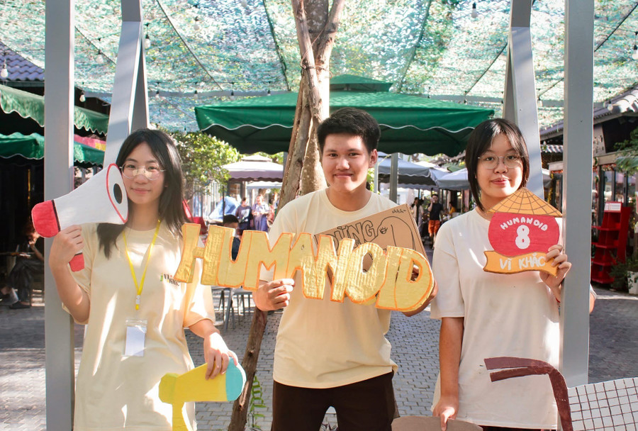 Đại diện BTC Humanoid 8. ban-to-chuc-du-an-humanoid-chup-anh-luu-niem-tai-cuoc-dua.jpg