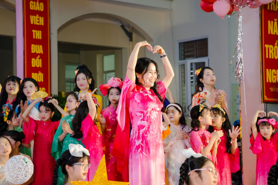Nhà giáo ưu tú Nguyễn Thị Thu Thủy - Bí thư Chi bộ, Hiệu trưởng trường Tiểu học Trần Hưng Đạo hòa mình cùng các em MM886 slot game, bắn cá, lô đề, đá gà trong không khí vui tươi của hoạt động ngoại khóa. dsc-7982.jpg