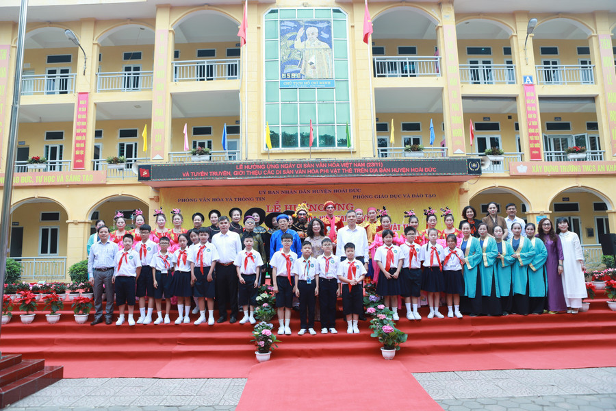 Thầy trò Trường THCS An Khánh, huyện Hoài Đức trong một hoạt động giáo dục di sản văn hóa địa phương. 10.jpg