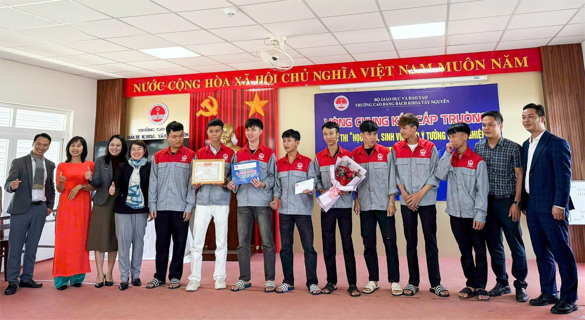 Ban tổ chức trao giải Nhất tại Chung kết Startup Kite 2025. stv4-9305.jpg