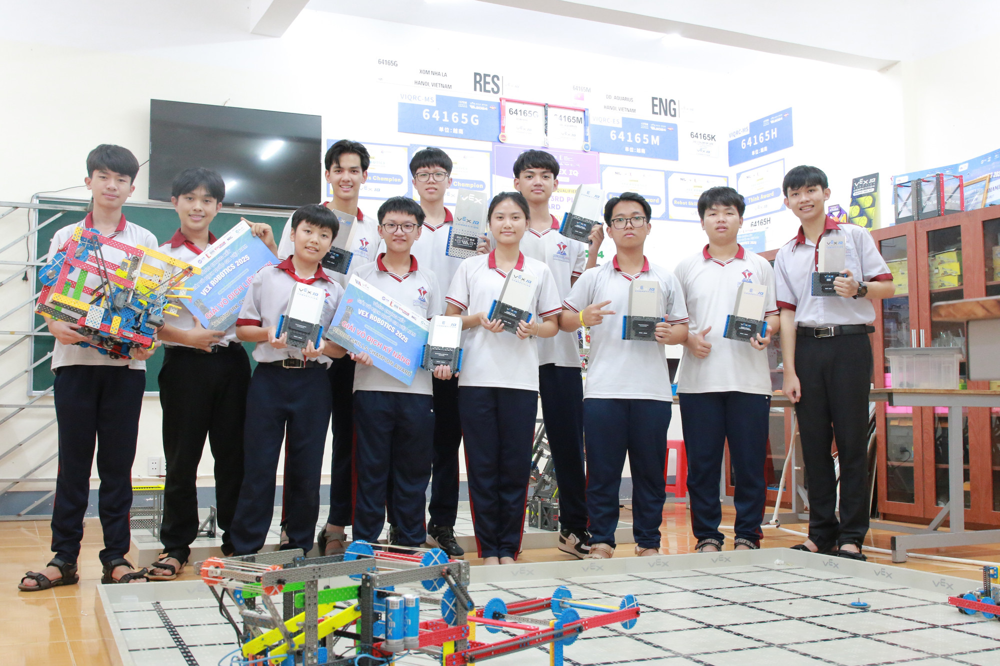 Các thành viên đội tuyển Robotics Xóm Nhà Lá - Trường THCS và THPT Đông Du. (Ảnh: Thành Tâm) a1-truong-hoc-dau-tien-o-mien-nui-3-nam-lien-tiep-du-thi-vex-robotics.jpg
