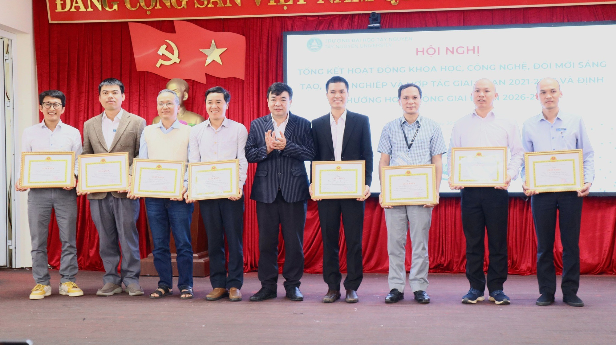 Vinh danh những thành tích của đội ngũ giảng viên, nhà khoa học. a8-dhtn.jpg