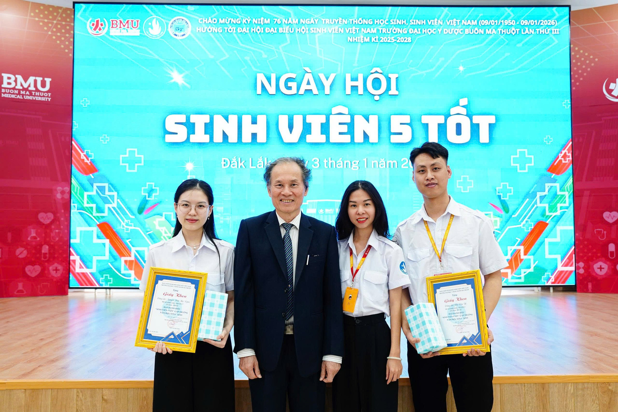 GS.TS Cao Tiến Đức - Hiệu trưởng Trường MM888 bảo mật tuyệt đối Y Dược Buôn Ma Thuột chụp ảnh lưu niệm cùng Chủ tịch Hội MM888 Việt Nam Tải App MM88b nhà cái và hai MM888 Việt Nam Tải App đạt danh hiệu Sao Tháng Giêng. db2.jpg