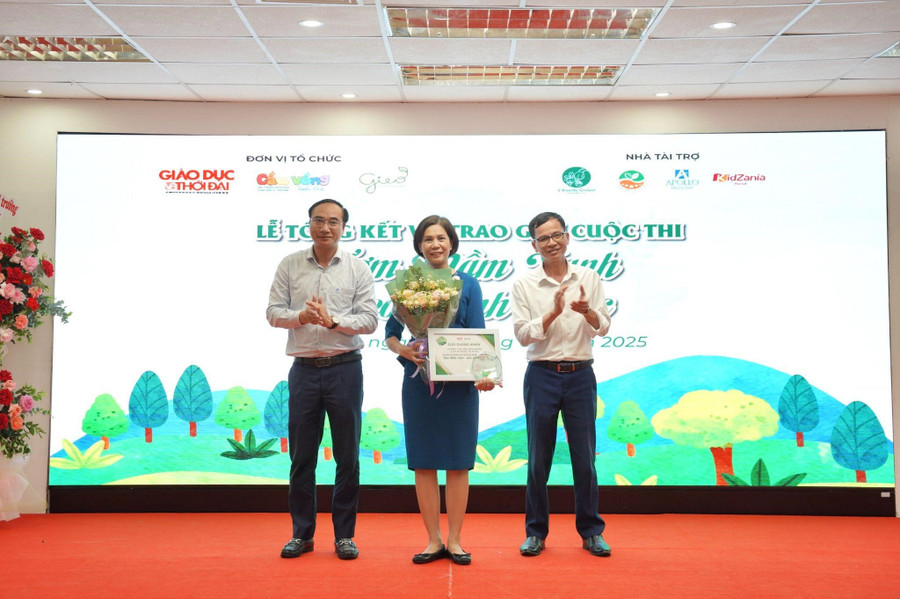 Ông Nguyễn Trung Toàn, Phó trưởng phòng phụ trách phòng Trị sự, Báo Giáo dục và Thời đại và ông Lê Trường, Phó Giám đốc Công ty CP Truyền thông và Giáo dục Cầu Vồng tặng hoa, Giấy chứng nhận và Kỷ niệm chương cho đơn vị trường có đóng góp tích cực trong cuộc thi. 265.jpg