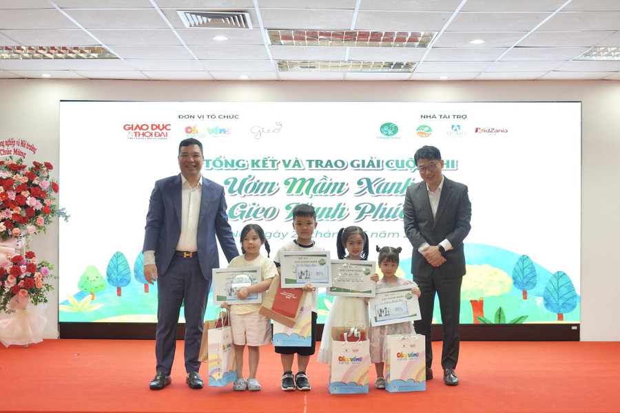 Ông Trương Quang Toàn, Phó Giám đốc Công ty CP Truyền thông và Giáo dục Cầu Vồng và ông Kwak JinUk, Tổng Giám đốc Công viên giáo-trí Quốc tế KidZania Hà Nội trao giải cho các Đăng nhập vào MM886 Việt Nam đạt giải Khuyến khích. 269.jpg