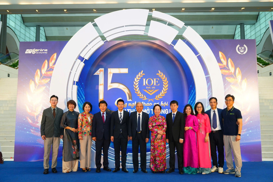 Đại biểu lãnh đạo, đại diện đơn vị tổ chức và các đối tác đồng hành tại sự kiện. img-3063.jpg