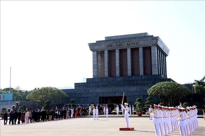 Các đại biểu vào Lăng viếng Chủ tịch Hồ Chí Minh. Ảnh: Tuấn Anh/TTXVN img-6473.jpg