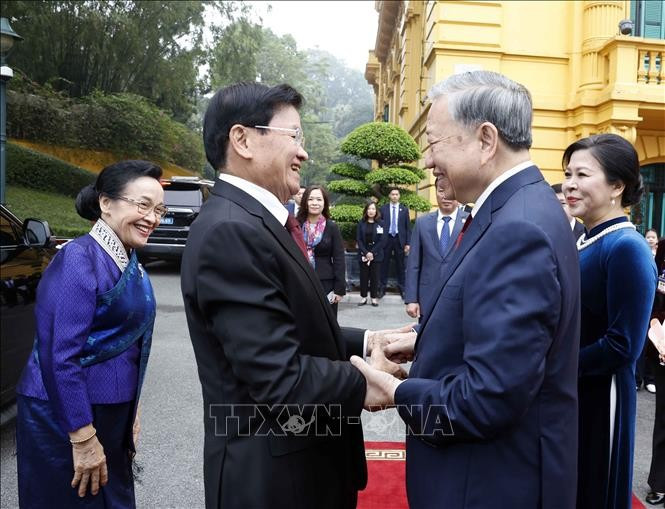 Tổng Bí thư Tô Lâm và Phu nhân đón Tổng Bí thư, Chủ tịch nước Lào Thongloun Sisoulith và Phu nhân. Ảnh: Thống Nhất/TTXVN