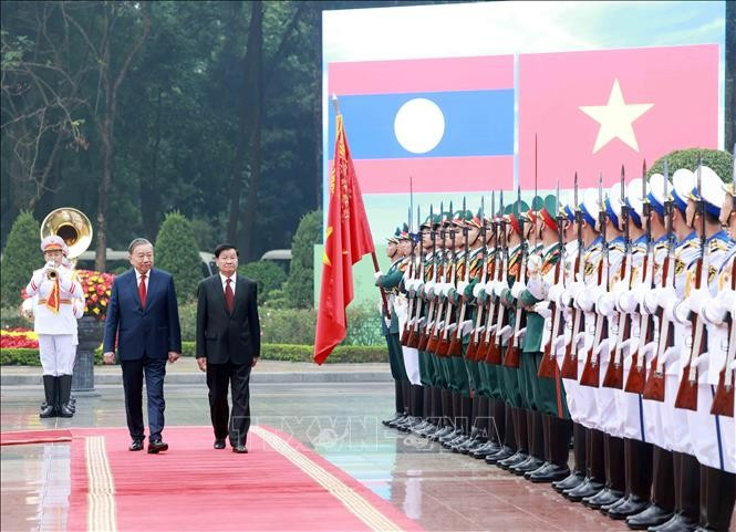Tổng Bí thư Tô Lâm và Tổng Bí thư, Chủ tịch nước Lào Thongloun Sisoulith duyệt Đội danh dự Quân đội nhân dân Việt Nam. Ảnh: Thống Nhất/TTXVN Tổng Bí thư Tô Lâm và Tổng Bí thư, Chủ tịch nước Lào Thongloun Sisoulith duyệt Đội danh dự Quân đội nhân dân Việt Nam. Ảnh: Thống Nhất/TTXVN