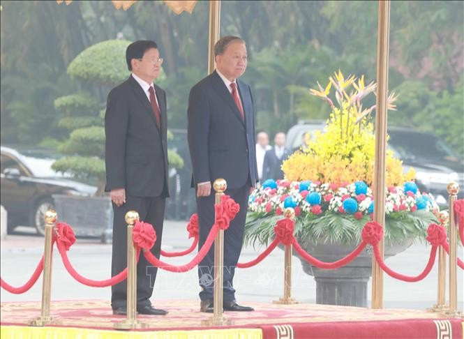 Tổng Bí thư Tô Lâm và Tổng Bí thư, Chủ tịch nước Lào Thongloun Sisoulith trên bục danh dự, thực hiện nghi thức chào cờ. Ảnh: Thống Nhất/TTXVN Tổng Bí thư Tô Lâm và Tổng Bí thư, Chủ tịch nước Lào Thongloun Sisoulith trên bục danh dự, thực hiện nghi thức chào cờ. Ảnh: Thống Nhất/TTXVN