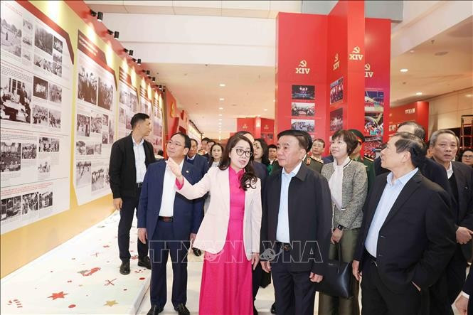 Thường trực Ban Bí thư Trần Cẩm Tú kiểm tra Khu trưng ảnh “Dưới cờ Đảng - đất nước tiến vào kỷ nguyên mới” do TTXVN thực hiện. img-6618.jpg