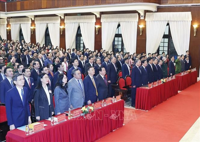Tổng Bí thư Tô Lâm và các đại biểu thực hiện nghi lễ chào cờ. Ảnh: Thống Nhất/TTXVN