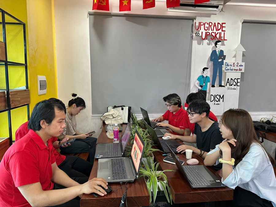 Qua khảo sát của Aptech tại 285 Đội Cấn và 19 Lê Thanh Nghị, hai xu hướng học CNTT: Học để chuyển ngành và học để ứng dụng cho công việc đang diễn ra phổ biến. 106.jpg