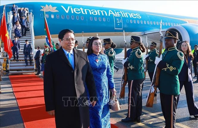 Lễ đón Thủ tướng Phạm Minh Chính và Phu nhân bắt đầu chuyến tham dự Hội nghị Thượng đỉnh G20 tại Nam Phi. Ảnh: Dương Giang/TTXVN Lễ đón Thủ tướng Phạm Minh Chính và Phu nhân bắt đầu chuyến tham dự Hội nghị Thượng đỉnh G20 tại Nam Phi. Ảnh: Dương Giang/TTXVN