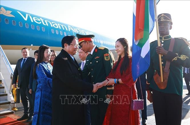 Cán bộ, nhân viên Đại sứ quán đón Thủ tướng Phạm Minh Chính và Phu nhân tại sân bay O.R. Tambo, Johannesburg, Nam Phi. Ảnh: Dương Giang/TTXVN Cán bộ, nhân viên Đại sứ quán đón Thủ tướng Phạm Minh Chính và Phu nhân tại sân bay O.R. Tambo, Johannesburg, Nam Phi. Ảnh: Dương Giang/TTXVN