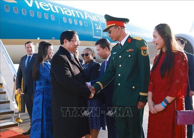 Cán bộ, nhân viên Đại sứ quán đón Thủ tướng Phạm Minh Chính và Phu nhân tại sân bay O.R. Tambo, Johannesburg, Nam Phi. Ảnh: Dương Giang/TTXVN Cán bộ, nhân viên Đại sứ quán đón Thủ tướng Phạm Minh Chính và Phu nhân tại sân bay O.R. Tambo, Johannesburg, Nam Phi. Ảnh: Dương Giang/TTXVN