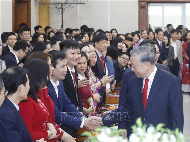 Tổng Bí thư Tô Lâm với cán bộ, công chức, viên chức, người lao động Văn phòng Trung ương Đảng. Ảnh: Thống Nhất/TTXVN