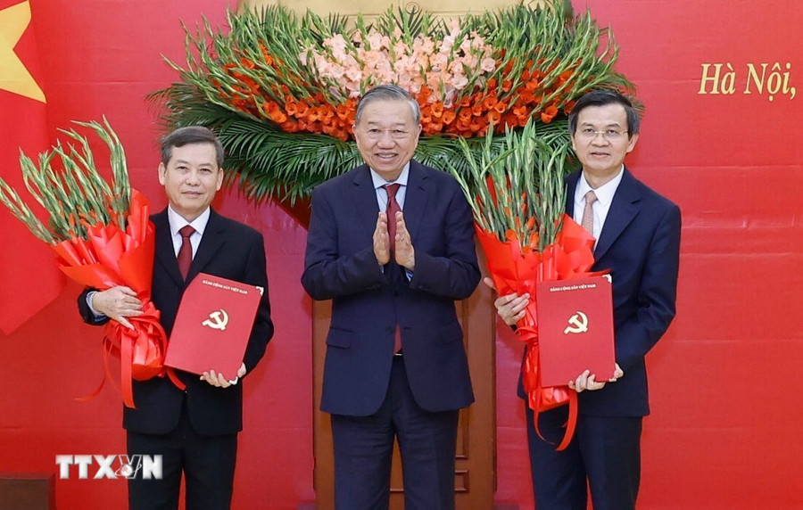 Tổng Bí thư Tô Lâm trao Quyết định của Bộ 1MM88.com Uy Tín Số 1 Việt Nam cho các đồng chí Lê Minh Trí (bên trái) và Đoàn Minh Huấn (bên phải). (Ảnh: Thống Nhất/TTXVN)