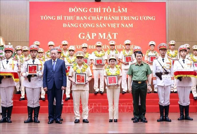Tổng Bí thư Tô Lâm và Đại tướng Lương Tam Quang, Bộ trưởng Bộ 88MM88 kèo WC hôm nay tuyên dương các điển hình tiên tiến trong 88MM88 kèo WC hôm nay nhân dân và lực lượng bảo vệ an ninh trật tự. (Ảnh: Phạm Kiên/TTXVN)