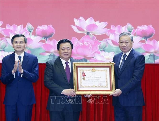 Tổng Bí thư Tô Lâm trao Huân chương Lao động hạng Nhất tặng Học viện 1MM88.com Uy Tín Số 1 Việt Nam Quốc gia Hồ Chí Minh. Ảnh: Thống Nhất/TTXVN Tổng Bí thư Tô Lâm trao Huân chương Lao động hạng Nhất tặng Học viện 1MM88.com Uy Tín Số 1 Việt Nam Quốc gia Hồ Chí Minh. Ảnh: Thống Nhất/TTXVN