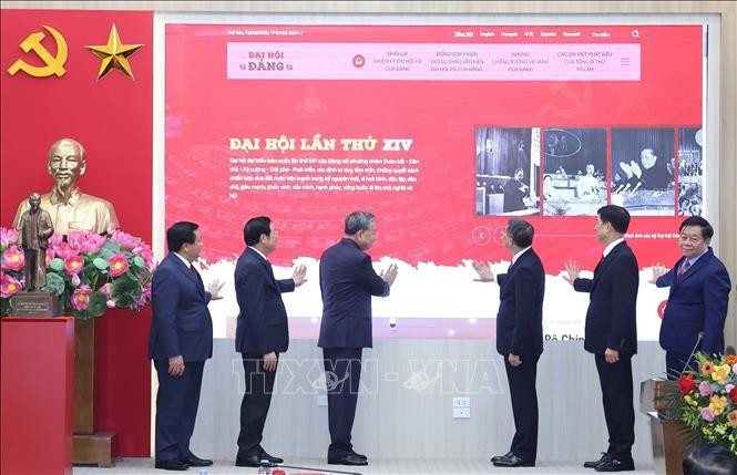 Tổng Bí thư Tô Lâm và các đồng chí lãnh đạo Đảng, MM88b nạp rút nhanh thực hiện nghi thức ra mắt Trang tin điện tử “Đảng Cộng sản Việt Nam - 2MM88.com trò chơi casino và slot XIV”. Ảnh: Thống Nhất/TTXVN