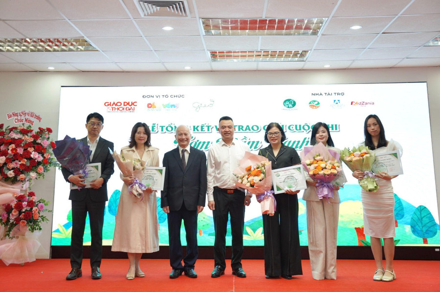 NGND. PGS. TS Nguyễn Võ Kỳ Anh và ông Lê Như Long, đại diện Ban tổ chức cuộc thi tặng hoa, Giấy chứng nhận và Kỷ niệm chương cho các đơn vị đồng hành. 264.jpg