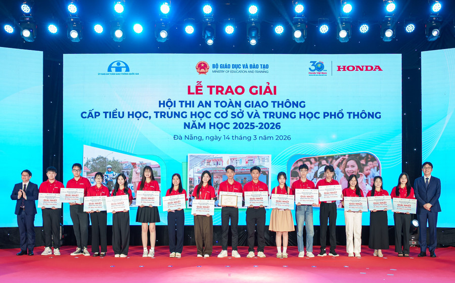 cac-em-hoc-sinh-nhan-giai-thuong.jpg