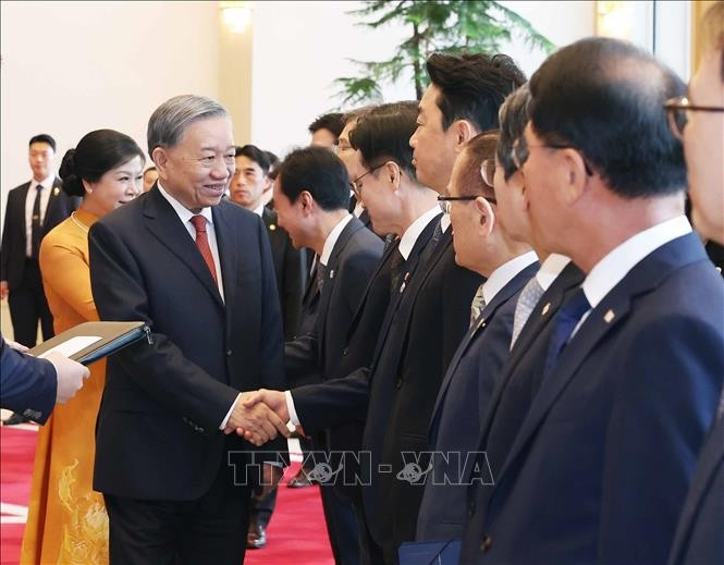 Tổng Bí thư Tô Lâm và Phu nhân với các thành viên đoàn Hàn Quốc tham dự lễ đón. (Ảnh: Thống Nhất/TTXVN) Tổng Bí thư Tô Lâm và Phu nhân với các thành viên đoàn Hàn Quốc tham dự lễ đón. (Ảnh: Thống Nhất/TTXVN)