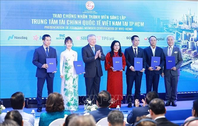 Phó Thủ tướng Thường trực Nguyễn Hoà Bình trao chứng nhận thành viên sáng lập cho các đơn vị, Link Vào Trang Chủ MM88.COM Chính Thức. Ảnh: Dương Giang/TTXVN