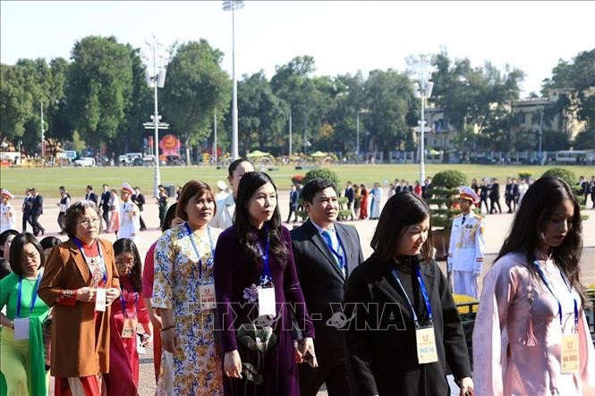 Các đại biểu vào Lăng viếng Chủ tịch Hồ Chí Minh. Ảnh: Tuấn Anh/TTXVN img-6476.jpg