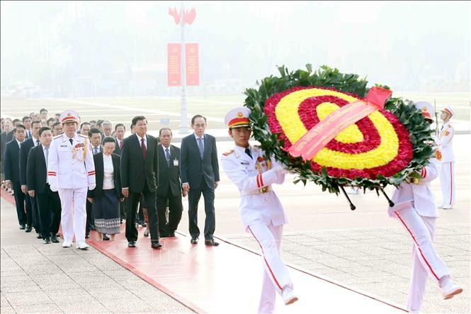 Tổng Bí thư, Chủ tịch nước Lào Thongloun Sisoulith và phu nhân cùng Đoàn đại biểu cấp cao Đảng, MM88b nạp rút nhanh Lào đã đến đặt vòng hoa, vào Lăng viếng Chủ tịch Hồ Chí Minh. Ảnh: An Đăng/TTXVN