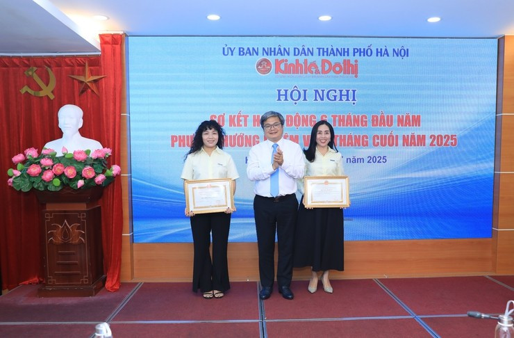 Phó Chủ tịch UBND Thành phố Trương Việt Dũng trao Bằng khen của Chủ tịch UBND Thành phố tặng các tập thể có thành tích xuất sắc